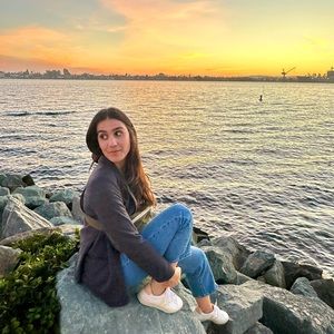 Bonjour, I’m Inès, a Frenchie living in Chicago 🌞